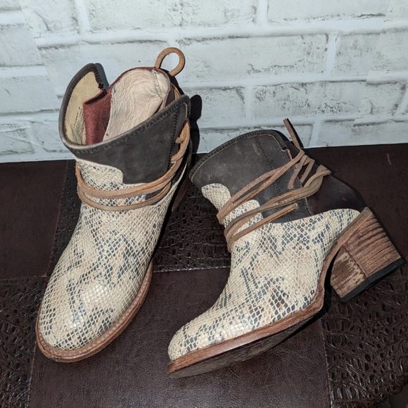 FreeBird CASEY Snake Multi Ankle Boots size 8 - Picture 2 of 15